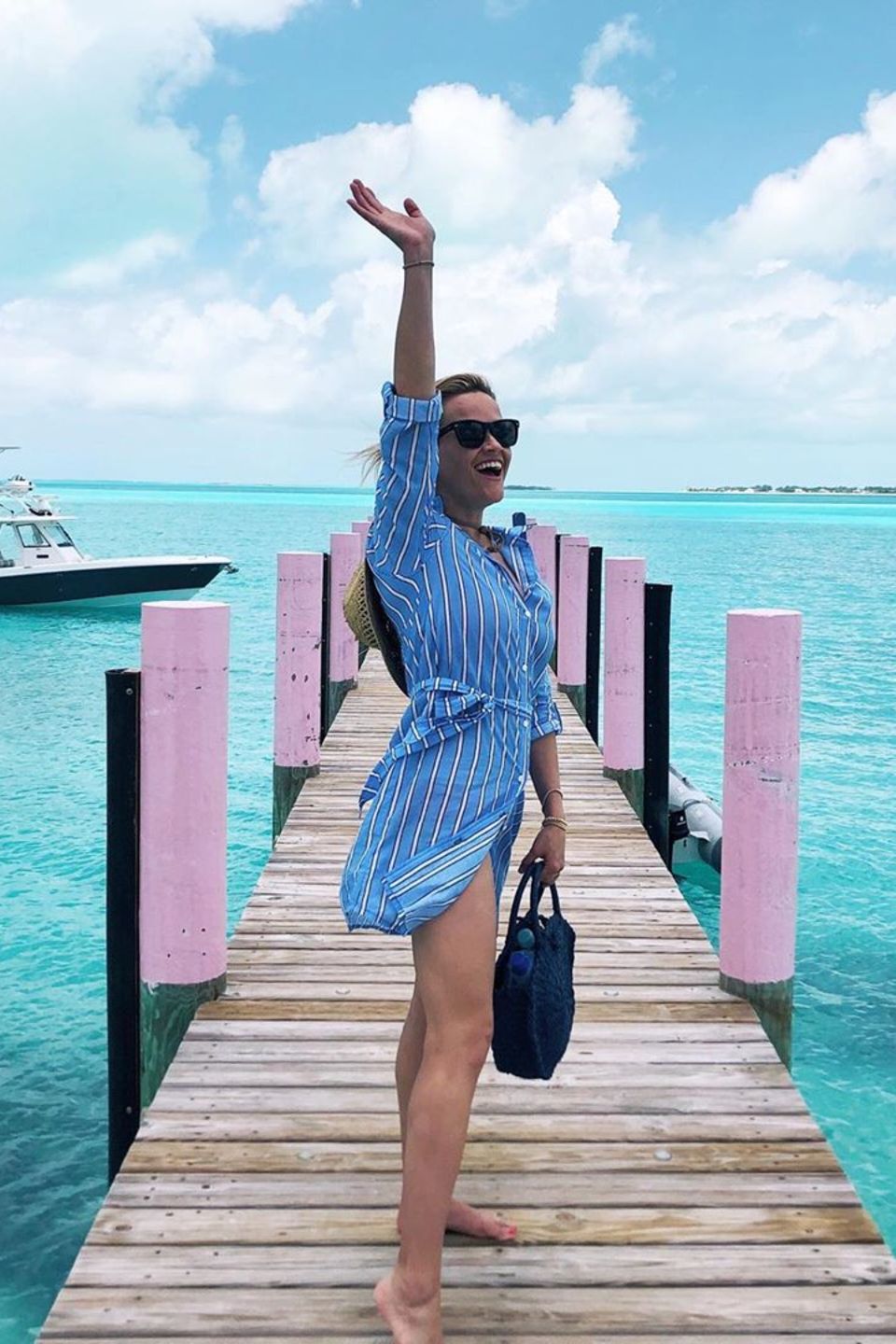 19. Mai 2019  "Hallo Sommer!" Reese Witherspoon macht Lust auf Sommer und versendet via Instagram traumhaft schöne Urlaubsgrüße.