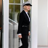 In ihrem schwarzen Zweiteiler und einer Schiebermütze auf dem Kopf erkennt man Helen Mirren kaum. In weißen Sneakern spaziert die 73-Jährige durch Cannes und bleibt ihrem Schwarz-Weiß-Look von Kopf bis Fuß treu.