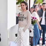 Wenn sie nicht gerade in Glamour-Roben über den Red Carpet schreitet, liebt es Sara Sampaio bequem: Vor ihrem Hotel in Cannes erwischen sie Paparazzi in einer weiten, weißen Jeans und mit Sneakern an den Füßen. Das Motto das Tages trägt sie als Mantra auf ihrem Pullover: "Die Welt ist wunderbar."