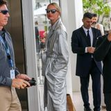 XL-Metallic-Mantel, hellblauer Pulli, weiße Skinny-Jeans und Lack-Heels – Karolína Kurková weiß, wie der Cannes-Style funktioniert.