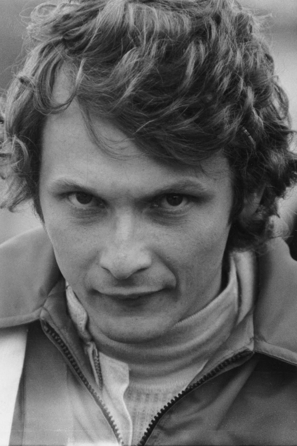 Niki Lauda wird am 22. Februar 1949 in Wien geboren. Mit 15 Jahren kauft sich der Sohn wohlhabender Eltern sein erstes Auto, einen VW Käfer. Sein Wunsch, Rennfahrer zu werden, führt zum Zerwürfnis mit der Familie. Als 19-Jähriger fährt Lauda sein erstes Rennen - mit einem Mini Cooper. Er belegt auf Anhieb den zweiten Platz. 1971 startet er beim Großen Preis von Österreich erstmals in der Formel 1.