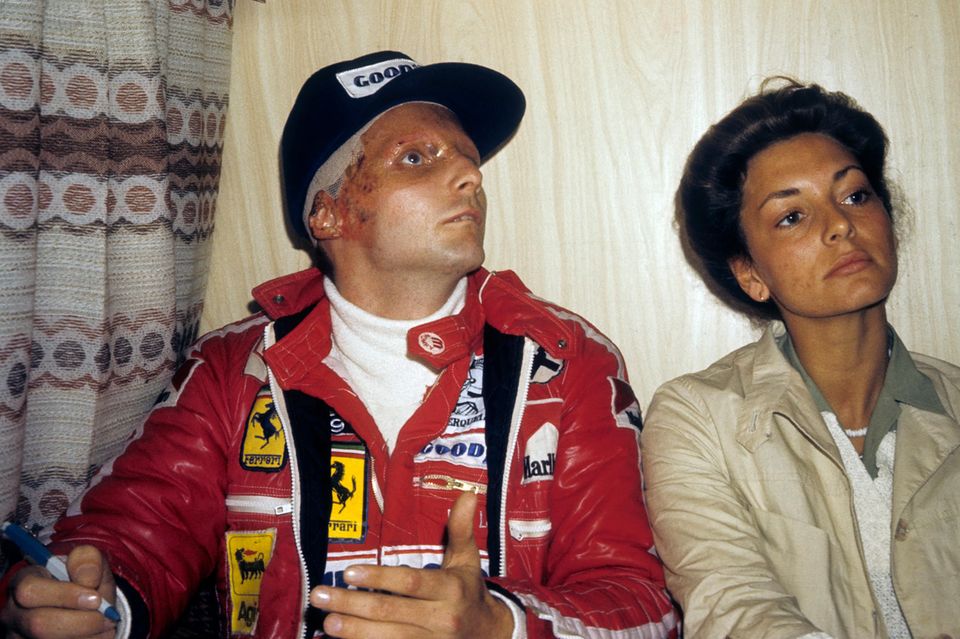 Nur 42 Tage nach dem Crash fährt Lauda schon wieder sein nächstes Rennen: den Großen Preis von Italien. An seiner Seite ist seine erste Ehefrau Marlene. Das Paar heiratet 1976 und bekommt zwei Söhne: Lukas und Mathias. 1981 wird die Ehe geschieden.
