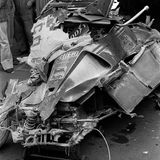 Am 1. August 1976 ereignet sich beim Großen Preis von Deutschland auf dem Nürburgring der Horrorunfall, der das Leben von Niki Lauda für immer verändern sollte. Auf regennasser Strecke verliert Lauda die Kontrolle über seinen Ferrari. Der Wagen prallt gegen eine Felswand, wird die Fahrbahn entlanggeschleudert und geht in Flammen auf. Lauda, der zeitweise das Bewusstsein verliert, kann aus dem brennenden Auto gerettet werden. Er erleidet schwerste Verbrennungen und Gesichtsverletzungen. Der Bolide wird völlig zerstört.