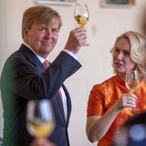 20. Mai 2019  Prost! König Willem-Alexander und Manuela Schwesig lassen es sich beim Mittagessen in der Orangerie in Schweriner Schloss schmecken.