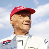 Infolge einer schweren Lungenerkrankung müssen Niki Lauda 2018 beide Lungenflügel transplantiert werden. Am 20. Mai 2019 stirbt er im Kreise seiner Familie.