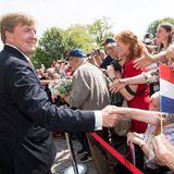 20. Mai 2019  Geduldig schüttelt König Willem-Alexander die Hände der wartenden Fans.