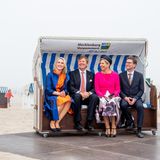 20. Mai 2019  Königin Máxima und König Willem-Alexander behaupten sich als royale Strandkorbtester am Strand von Warnemünde.