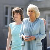 Bei ihrem zweitägigen Besuch in Irland setzt Herzogin Camilla auf elegante Pastellfarben und ihre geschätzten kragenlosen Mäntel. Eine gelungene Kombination!