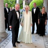 Zwei Menschen, ein Style: Prinz Charles und Herzogin Camilla sind nach all den gemeinsamen Jahren auch modisch eine stimmige Einheit geworden. Camillas bodenlanges Chiffonkleid in zartem Lindgrün besticht durch filigrane Stickereien.