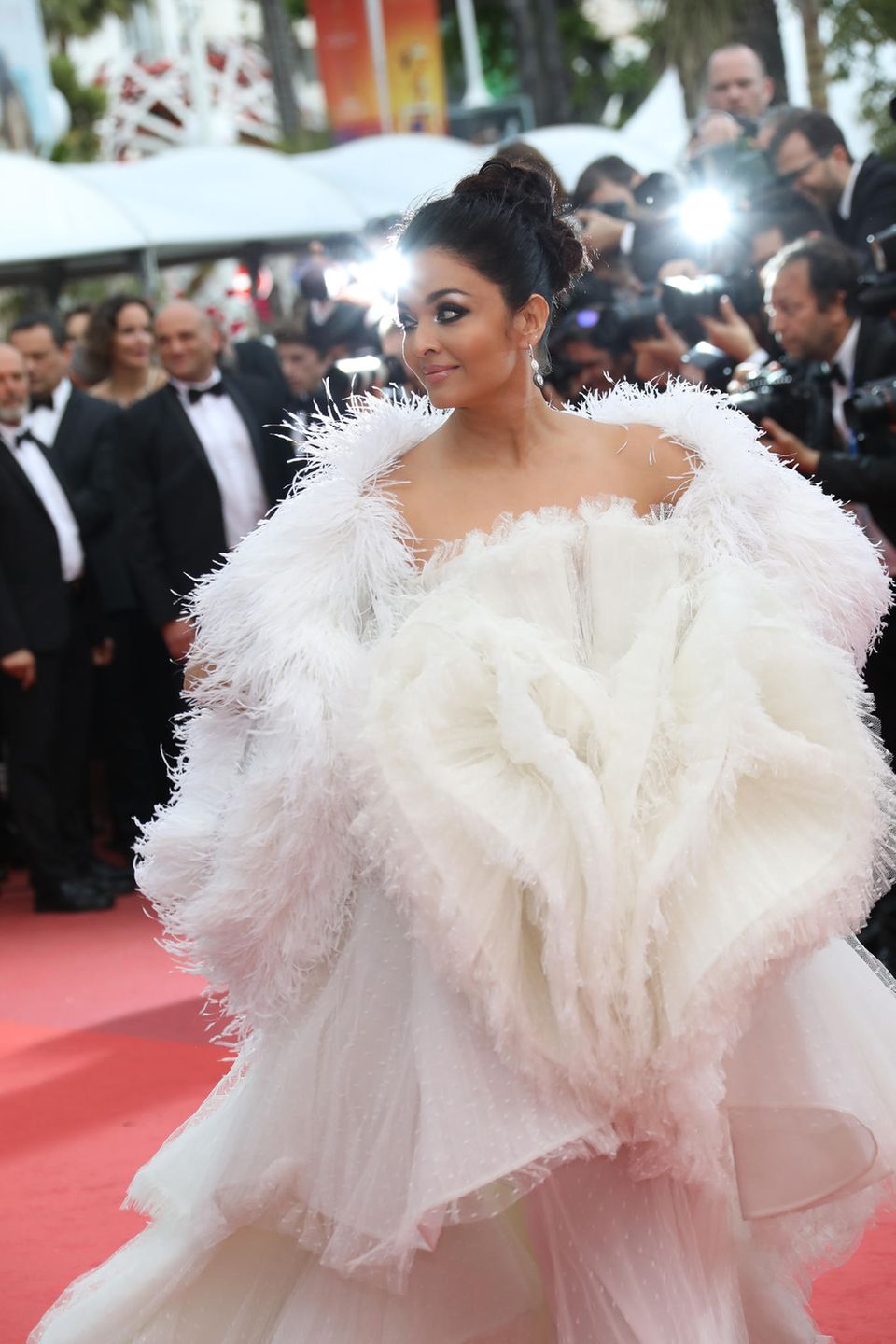 Aishwarya Rai ist mit ihrem extravaganten Kleid der Hingucker bei der Filmvorführung von "Le Belle Epoque".