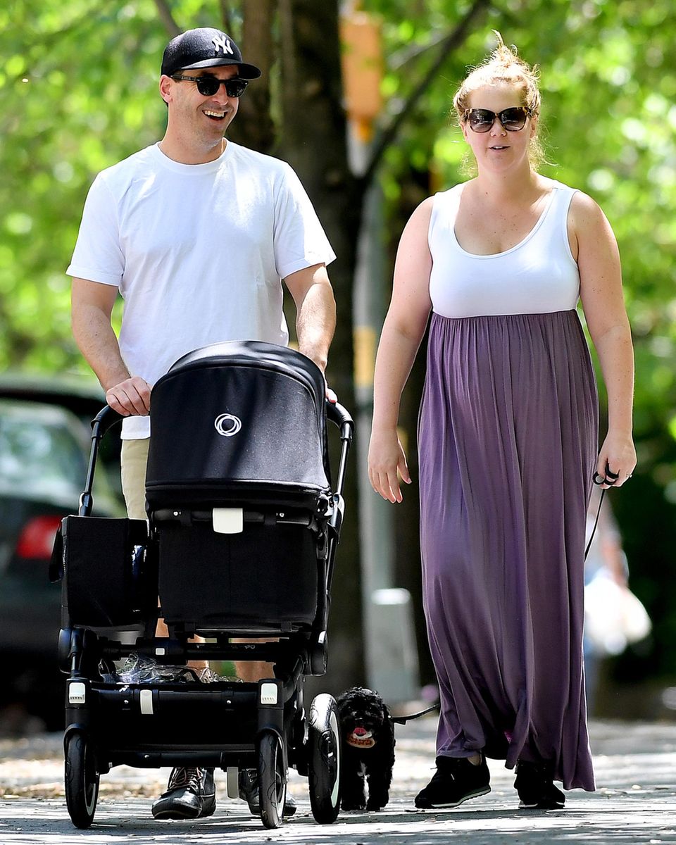18. Mai 2019 Amy Schumer und Ehemann Chris Fischer genießen das gute Wetter in New York mit einem Spaziergang. Mit dabei: Sohnemann Gene Attell Fischer, der am 6. Mai 2019 zur Welt gekommen ist. 18. Mai 2019 Amy Schumer und Ehemann Chris Fischer genießen das gute Wetter in New York mit einem Spaziergang. Mit dabei: Sohnemann Gene Attell Fischer, der am 6. Mai 2019 zur Welt gekommen ist.
