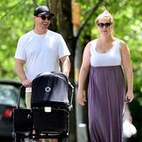 18. Mai 2019  Amy Schumer und Ehemann Chris Fischer genießen das gute Wetter in New York mit einem Spaziergang. Mit dabei: Sohnemann Gene Attell Fischer, der am 6. Mai 2019 zur Welt gekommen ist.   