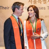 Und auch Prinz Frederik darf sich über die Auszeichnung zum Ehrenbürger der Stadt Seoul freuen. In seiner charmanten Dankesrede machte er seiner Frau zusätzlich seine süße Liebeserklärung. "Nun kann ich wahrlich sagen, dass ich ein Seoul-Man bin", sagt Frederik und deutet auf seine Frau. "Und hier ist meine Seoul-Woman."