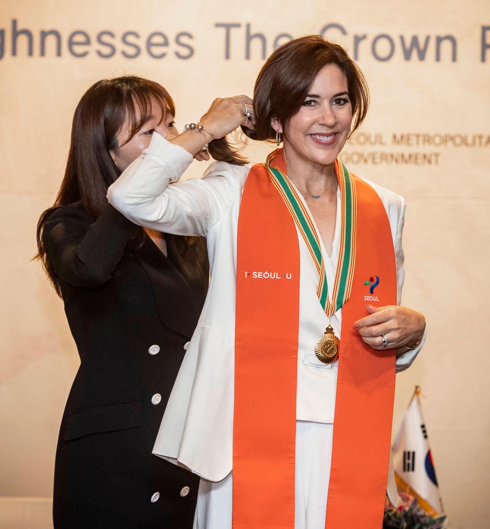 Was für eine Ehre: Prinzessin Mary wird bei der Wirtschaftskonferenz "Connecting Futures" in Seoul zur Ehrenbürgerin ernannt. Was für eine Ehre: Prinzessin Mary wird bei der Wirtschaftskonferenz "Connecting Futures" in Seoul zur Ehrenbürgerin ernannt.