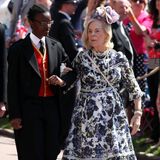 Katharine, Duchess of Kent, trug das Designerkleid bereits knapp ein Jahr vor Herzogin Catherine. Zur Hochzeit von Kates Schwager Prinz Harry und seiner Frau Herzogin Meghan kombinierte die 86-Jährige das Blumenkleid zu weißen Sneakern. Katharine ist die angeheiratete Ehefrau von Prinz Edward.