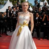 Dakota Fanning hätte kein schöneres Kleid für den Red Carpet von "Once Upon a Time in Hollywood" finden können. Ganz zart und traumhaft schön wirkt die Kreation von Armani Privé an ihr.