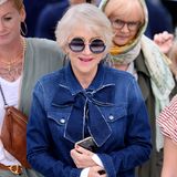 Sie ist seit Jahren im Filmgeschäft und weiß auch genau, wie man abseits des roten Teppichs Aufmerksamkeit auf sich zieht. Helen Mirren stolziert in einem grandiosen Look durch Cannes. Wir wissen gar nicht, was das größere Statement ist: die Brille oder die Schleife ihrer Bluse?