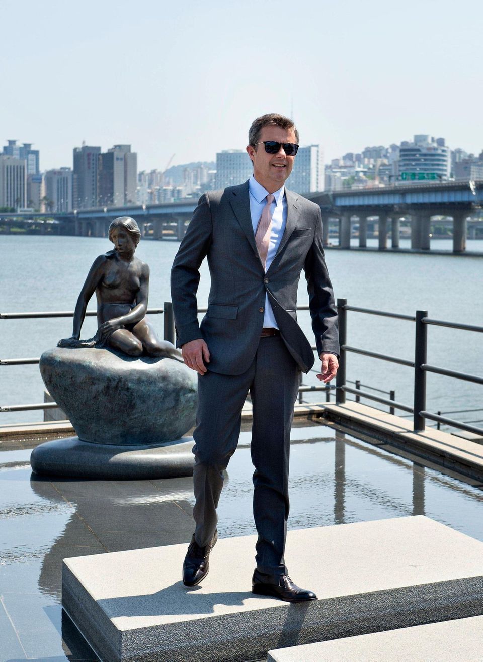 Prinz Frederik besucht derweil die Statue "Die Kleine Meerjungfrau" in Seoul. Prinz Frederik besucht derweil die Statue "Die Kleine Meerjungfrau" in Seoul.