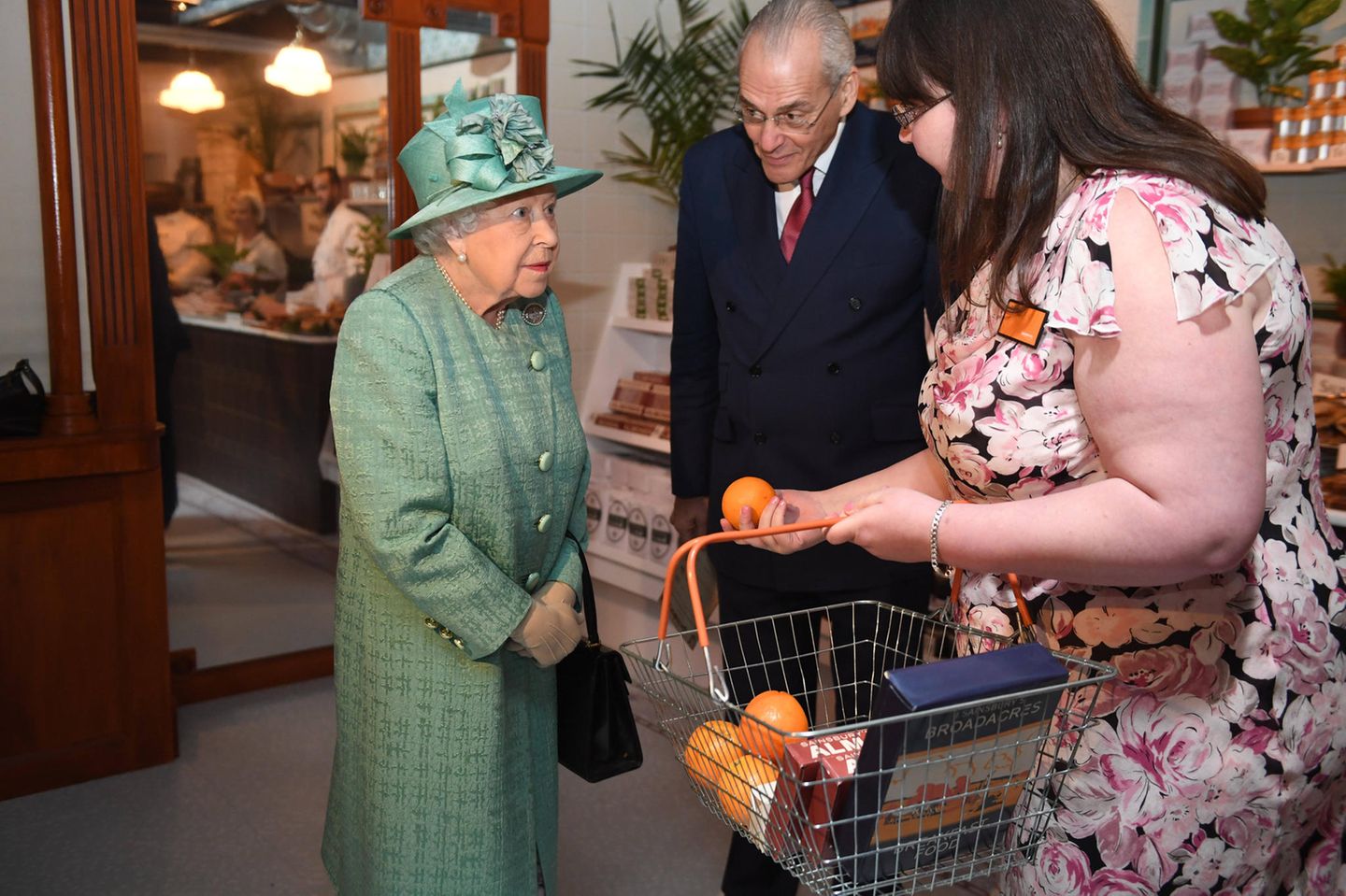 Queen Elizabeth besucht den Nachbau eines originalen Sainsbury-Geschäft im Covent Garden in London. Die Supermarktkette feiert ihr 150. Jubiläum in Grossbritannien.