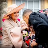 22. Mai 2019  Königin Máxima wird mit einem Handkuss vor Schloss Sanssouci in Potsdam verabschiedet.