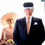 22. Mai 2019  Neugierig: Prinz Willem-Alexander probiert beim Besuch des "Volucap Studios" der MediaTech Hub Potsdam-Babelsberg​ eine VR-Brille aus.