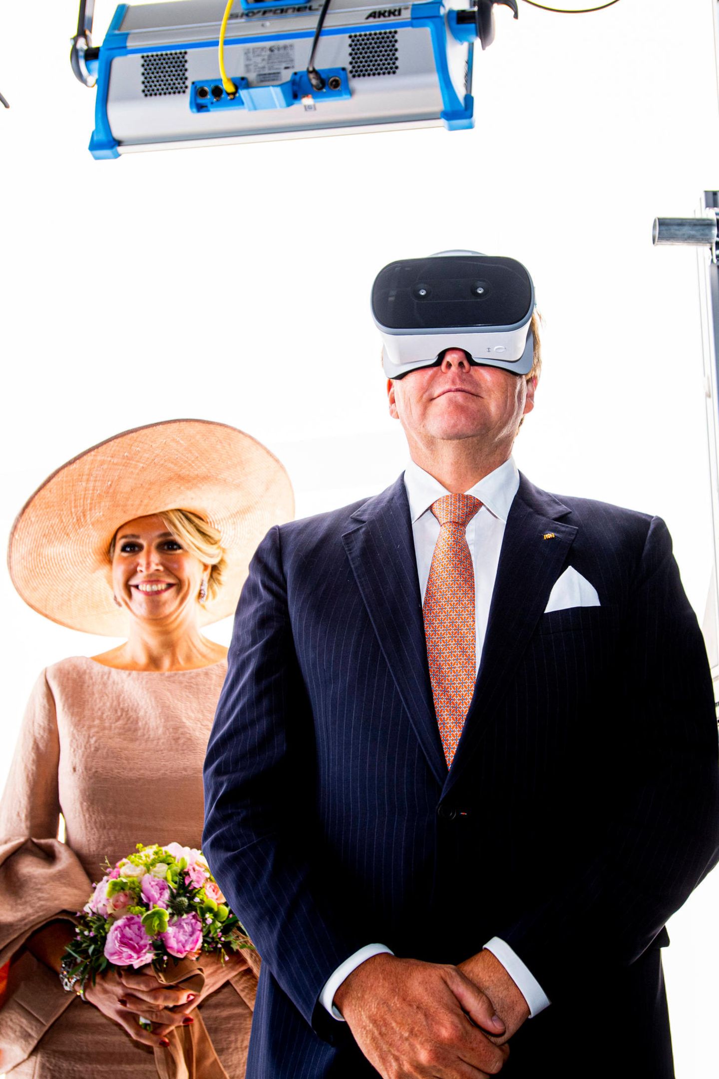 22. Mai 2019  Neugierig: Prinz Willem-Alexander probiert beim Besuch des "Volucap Studios" der MediaTech Hub Potsdam-Babelsberg​ eine VR-Brille aus.