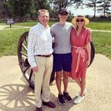 Gemeinsam mit ihrem Mann, Jared Kushner, besucht First Daughter Ivanka Trump "The Battlefields of Gettysburg" in Pennsylvania. Dabei zeigt sich Ivanka im absoluten Freizeitlook. Die Blondine trägt ein luftiges Hemdblusenkleid in Kombination mit einem Strohhut und weißen Sneakern. Ihre Taille betont sie mit einem gestreiften Band, das sie zu einer Schleife gebunden trägt.