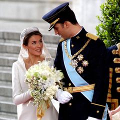 Königin Letizias "Schneewittchenkleid" mit kunstvoll besticktem Kragen wurde von Designer Manuel Pertegaz entworfen und steht der Frau von König Felipe ausgezeichnet. Zu ihrem Brautkleid trägt sie eine funkelnde Tiara und ebenso funkelnde Ohrringe.