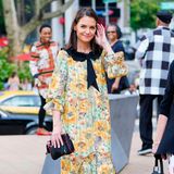Katie Holmes weiß genau, wie sie ein vermeintliches Granny-Kleid richtig kombiniert. Mit Stiefeletten von Dolce&Gabbana und einer coolen Clutch bekommt sie den modernen Twist hin.