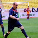 Fürst Albert von Monaco zeigt sein sportliches Talent gerne auf dem Fußballplatz, hier bei einem Wohltätigkeitsspiel seines 1993 gegründeten Sportvereins "Star Team for Children".