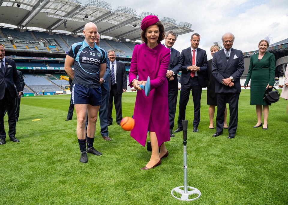 Mit Schwung, Eure Majestät! Königin Silvia probiert es am ersten Tag ihres Staatsbesuchs in Irland gleich mal mit Hurling, einer der rasantesten Mannschaftssportarten der Welt. Mit Schwung, Eure Majestät! Königin Silvia probiert es am ersten Tag ihres Staatsbesuchs in Irland gleich mal mit Hurling, einer der rasantesten Mannschaftssportarten der Welt.