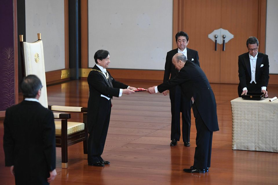 23. Mai 2019 Naruhito verleiht zum ersten Mal als Kaiser von Japan eine Medaille. Im Kaiserpalast von Tokio vergibt er den Orden für außergewöhnliche Verdienste im zivilen und militärischen Bereich. 23. Mai 2019 Naruhito verleiht zum ersten Mal als Kaiser von Japan eine Medaille. Im Kaiserpalast von Tokio vergibt er den Orden für außergewöhnliche Verdienste im zivilen und militärischen Bereich.