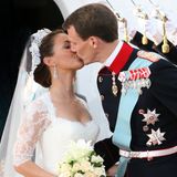 Zärtlich küsst Prinz Joachim seine frisch angetraute Ehefrau Prinzessin Marie. Das Paar bekommt nach der Hochzeit 2008 zwei Kinder: Prinz Henrik und Prinzessin Athena.