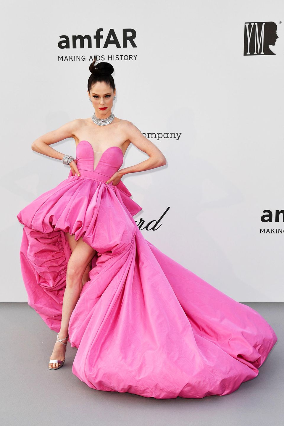Noch ein Bonbon-Highlight: Coco Rocha trägt ein pinkfarbenes Kleid von Ashi Studio.