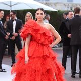 An diesem Look guckt garantiert niemand vorbei: Dua Lipa besucht die amfAR-Gala im roten Valentino-Kleid.