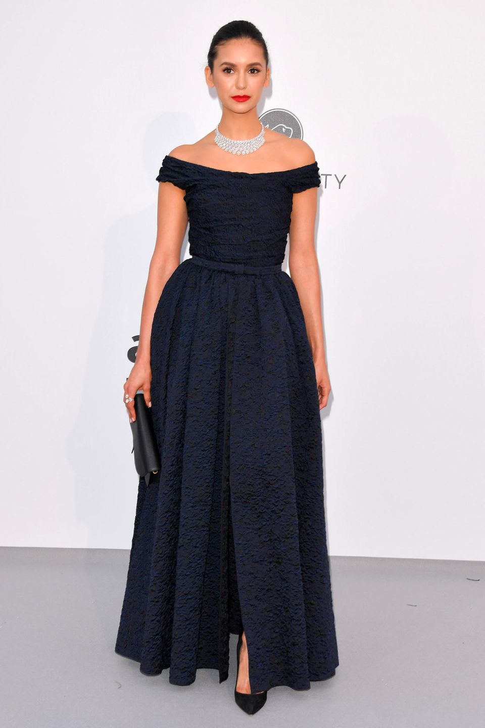 Elegant, aber fast ein wenig unauffällig wirkt Nina Dobrev in ihrer dunkelblauen Dior-Robe.