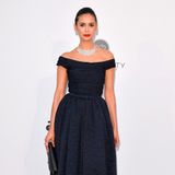 Elegant, aber fast ein wenig unauffällig wirkt Nina Dobrev in ihrer dunkelblauen Dior-Robe.