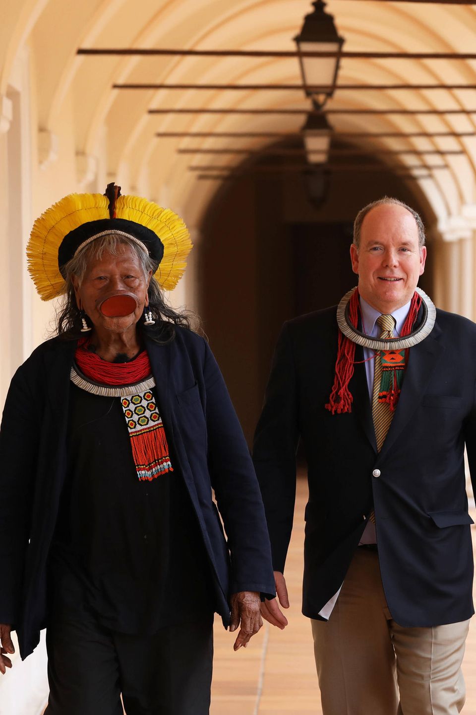 Fürst Albert II von Monaco trifft Raoni Metuktire, den brasilianisch indigenen Häuptling des Kayapo-Volkes.