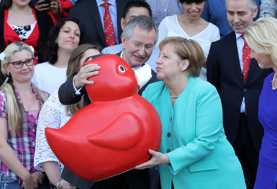23. Mai 2019 Angela Merkel bekommt zum Abschluss ihres Besuches der Biotech-Firma Centogene von Vorstandsvorsitzenden Arndt Rolfs eine große rote Ente geschenkt, das Maskottchen der Firma. Die Freude über das außergewöhnliche Geschenk scheint groß zu sein: Die Bundeskanzlerin deutet einen dicken Schmatzer für die Ente an. 23. Mai 2019 Angela Merkel bekommt zum Abschluss ihres Besuches der Biotech-Firma Centogene von Vorstandsvorsitzenden Arndt Rolfs eine große rote Ente geschenkt, das Maskottchen der Firma. Die Freude über das außergewöhnliche Geschenk scheint groß zu sein: Die Bundeskanzlerin deutet einen dicken Schmatzer für die Ente an.