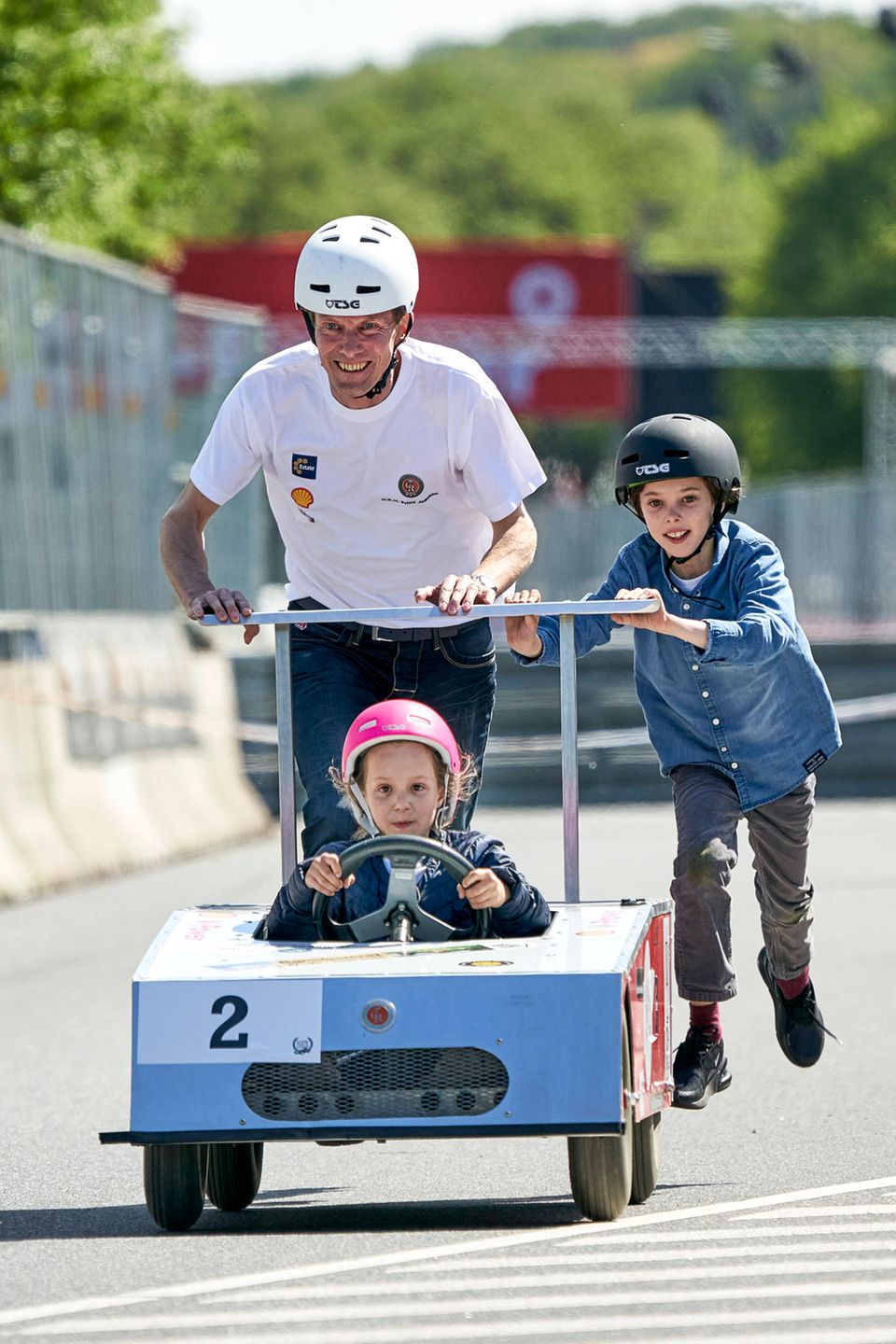 16. Mai 2019  Im pinken Helm fährt Prinzessin Athena - mit kleiner Hilfe von Papa Prinz Joachim und Bruder Prinz Henrik ihr erstes Seifenkistenrennen.