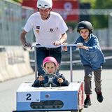 16. Mai 2019  Im pinken Helm fährt Prinzessin Athena - mit kleiner Hilfe von Papa Prinz Joachim und Bruder Prinz Henrik ihr erstes Seifenkistenrennen.