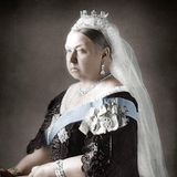 Nach Victoria, hier auf einer frühen, nachkolorierten Fotografie von ca. 1890, wurde nicht nur ein ganzes Zeitalter benannt, die Monarchin saß fast 64 Jahren auf dem britischen Thron und damit nur wenige Jahre weniger als ihre Ururenkelin Elizabeth. Sie starb am 22. Januar 1901 und den Thron übernahm damit ihr ältester Sohn, König Edward VII.