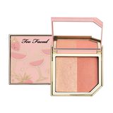 Ab sofort startet bei uns jeder Morgen mit Rosé Champagner. Die "Fruit Cocktail Blush Duos" von Too Faced gibt es nämlich nicht nur in den Sorten Pfirsich, Papaya und Melone, sondern auch als Rosé Champagner Variante. Ca. 28 Euro.