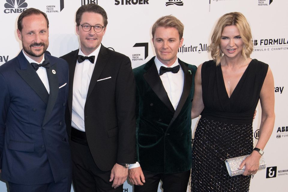 Prinz Haakon: Kronprinz Haakon posiert auf dem grünen Teppich gemeinsam mit Andreas Scheuer, Nico Rosberg und Veronica Ferres. Alle vier scheinen bestens gelaunt und strahlen in die Kameras der anwesenden Fotografen. Kronprinz Haakon posiert auf dem grünen Teppich gemeinsam mit Andreas Scheuer, Nico Rosberg und Veronica Ferres. Alle vier scheinen bestens gelaunt und strahlen in die Kameras der anwesenden Fotografen.