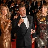 Zur Filmvorstellung seines fünften "Rambos" kommt Sylvester Stallone in Begleitung seiner zwei Goldstücke. Tochter Sistine und Ehefrau Jennifer schillern in ihren Kleidern ganz zauberhaft.