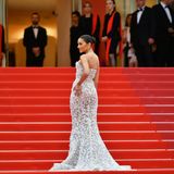 Bevor Olivia Culpo in den Filmpalast von Cannes verschwindet, posiert sie noch einmal für die Fotografen. Ihr Kleid fällt dabei zauberhaft an ihrem Körper herunter und fächert sich auf dem Boden perfekt. Zufall? Keinesfalls.
