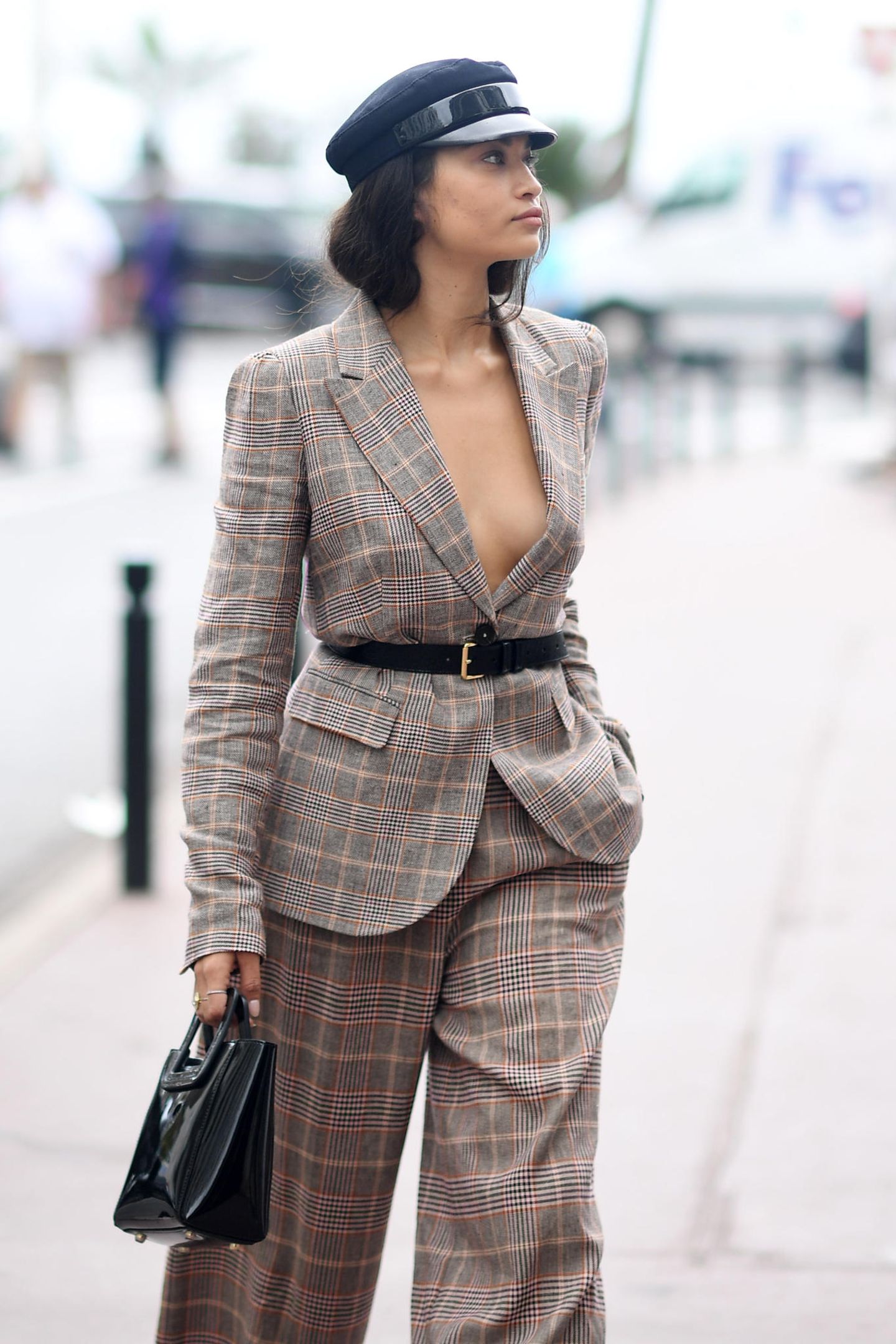 Shanina Shaik lässt auf den Straßen von Cannes tief blicken. Dass sie nichts unter ihrem Blazer trägt, ist schon ziemlich mutig. 