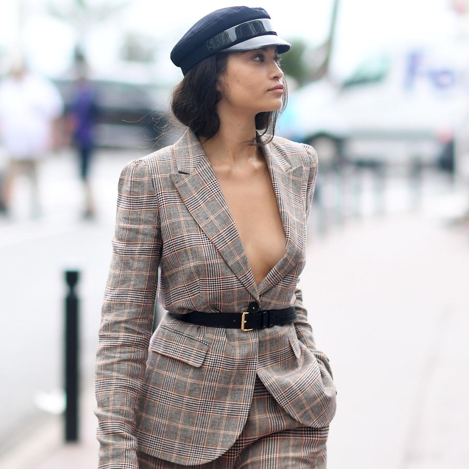 Shanina Shaik lässt auf den Straßen von Cannes tief blicken. Dass sie nichts unter ihrem Blazer trägt, ist schon ziemlich mutig. 