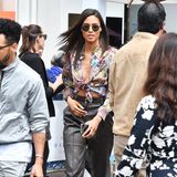 Ähnlich bunt geht es bei Cindy Bruna zu. Das Model kämpft sich mit gebundenem Hemd und Lederhose durch die Massen.