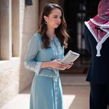 Prinzessin Salma von Jordanien kommt ganz nach ihrer schönen Mutter Königin Rania. Beim 73. Unabhängigkeitstag des Landes strahlt die 18-Jährige in einem hellblauen Kleid. Durch die leichte Welle im Haar sieht die junge Frau schon richtig erwachsen aus.  